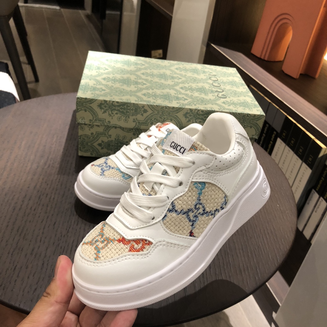 Children's shoes child